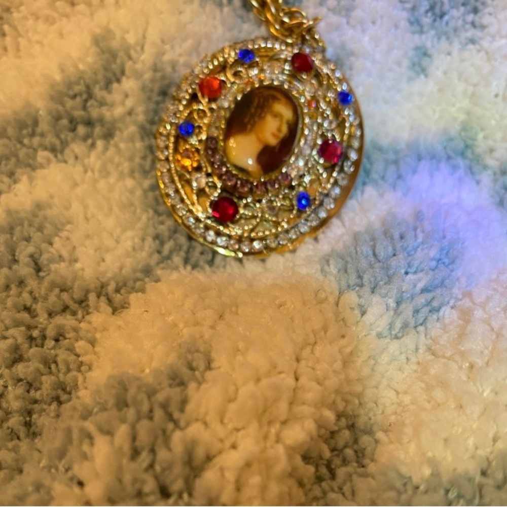 Cameo pendant photo locket with chain.